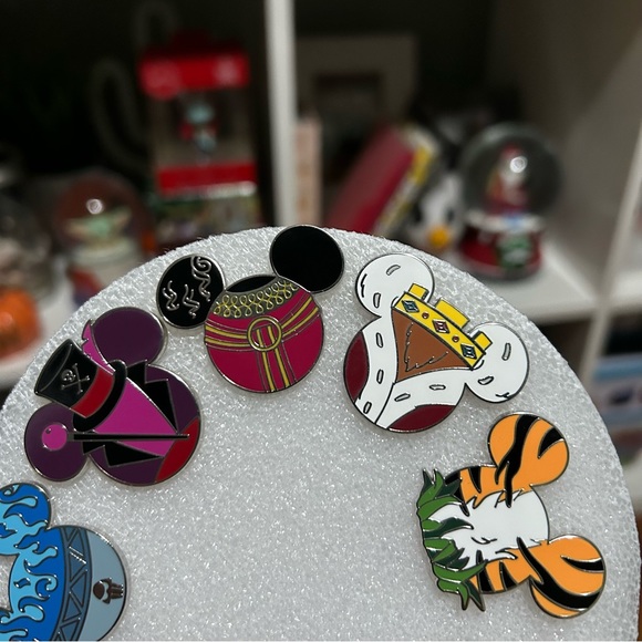 Disney Villains Mystery Trading Pins/ Set of 8 pins - Picture 4 of 6